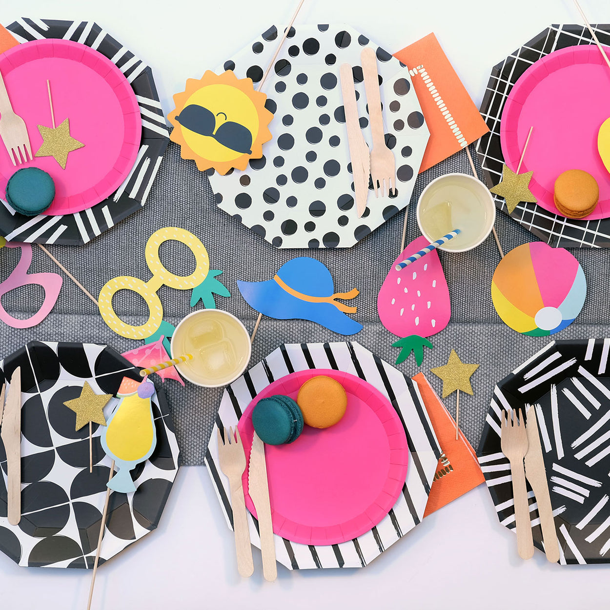 Hot Pink Small Paper Party Plates (x10)